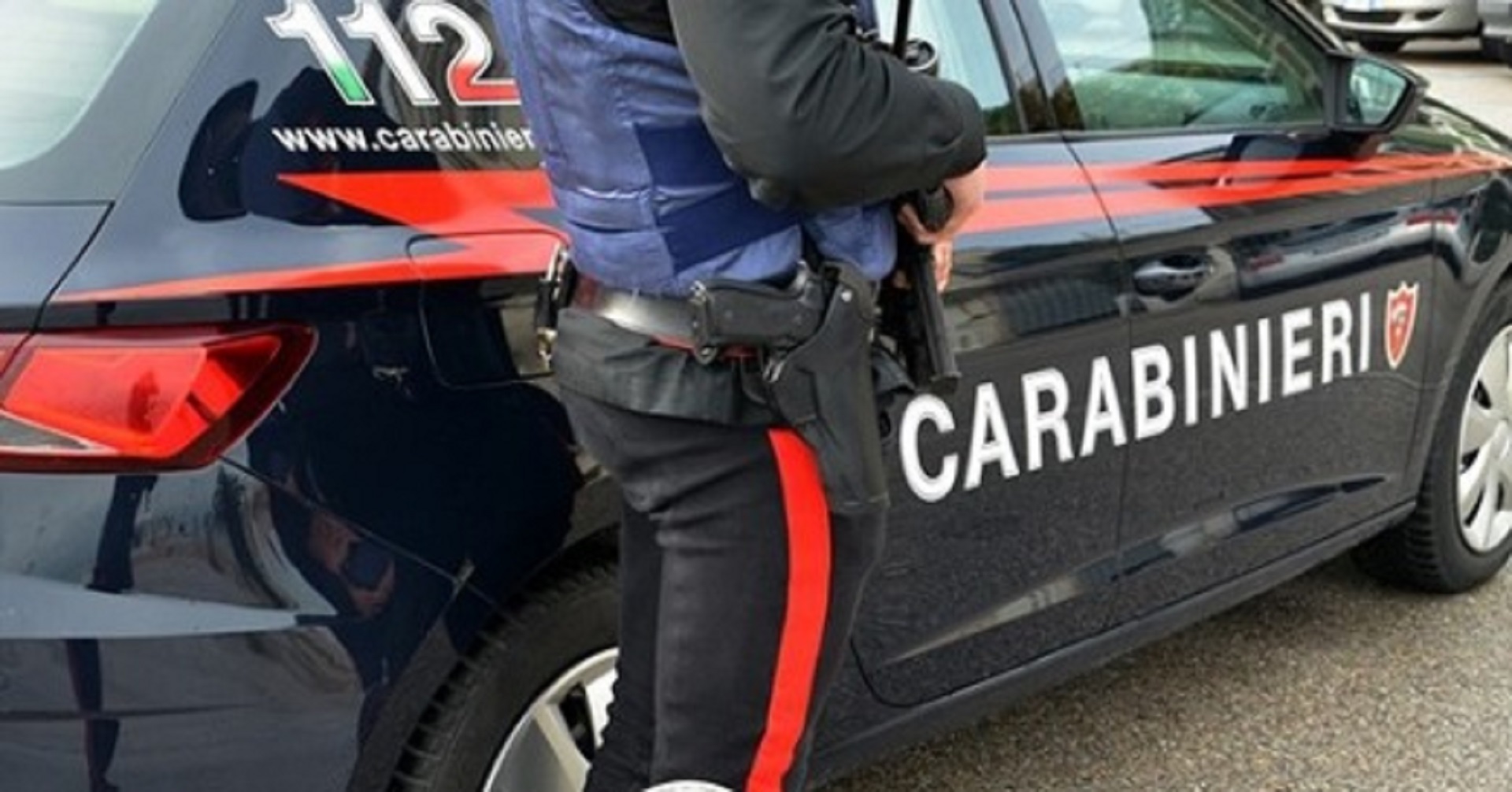 Passa con il semaforo rosso e si scontra con l'auto dei carabinieri: arrestato