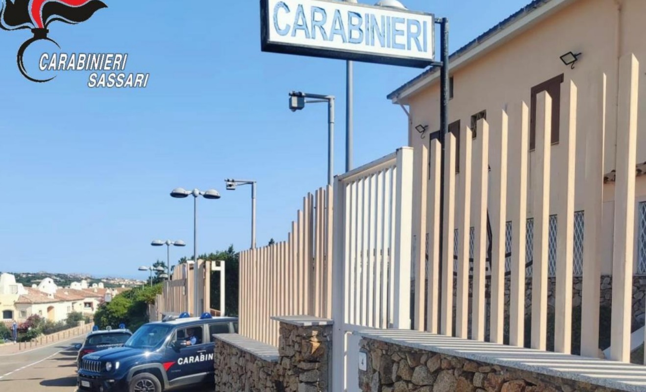 Baja Sardinia, dà in escandescenza e aggredisce padre e militari: arrestato