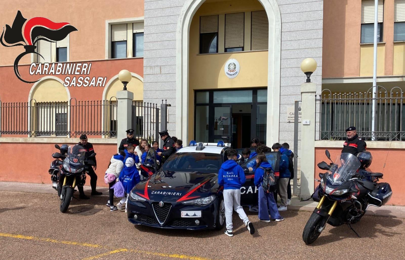 Olbia, i Carabinieri aprono le porte agli studenti: in caserma una lezione di legalità