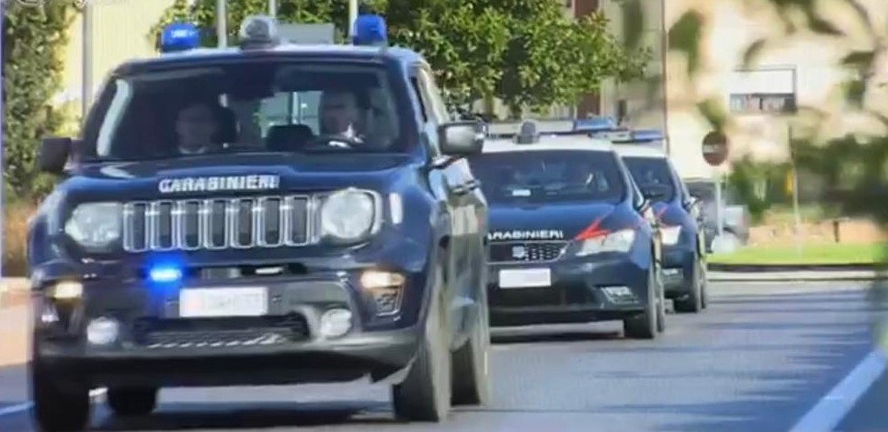 Lo inseguono e lo aggrediscono a colpi di casco: 18enne in ospedale