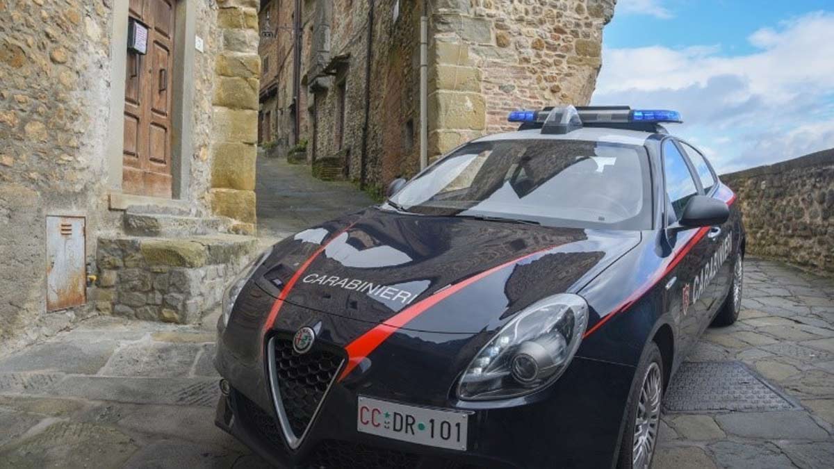 Urla da una casa: donna salvata da aggressione
