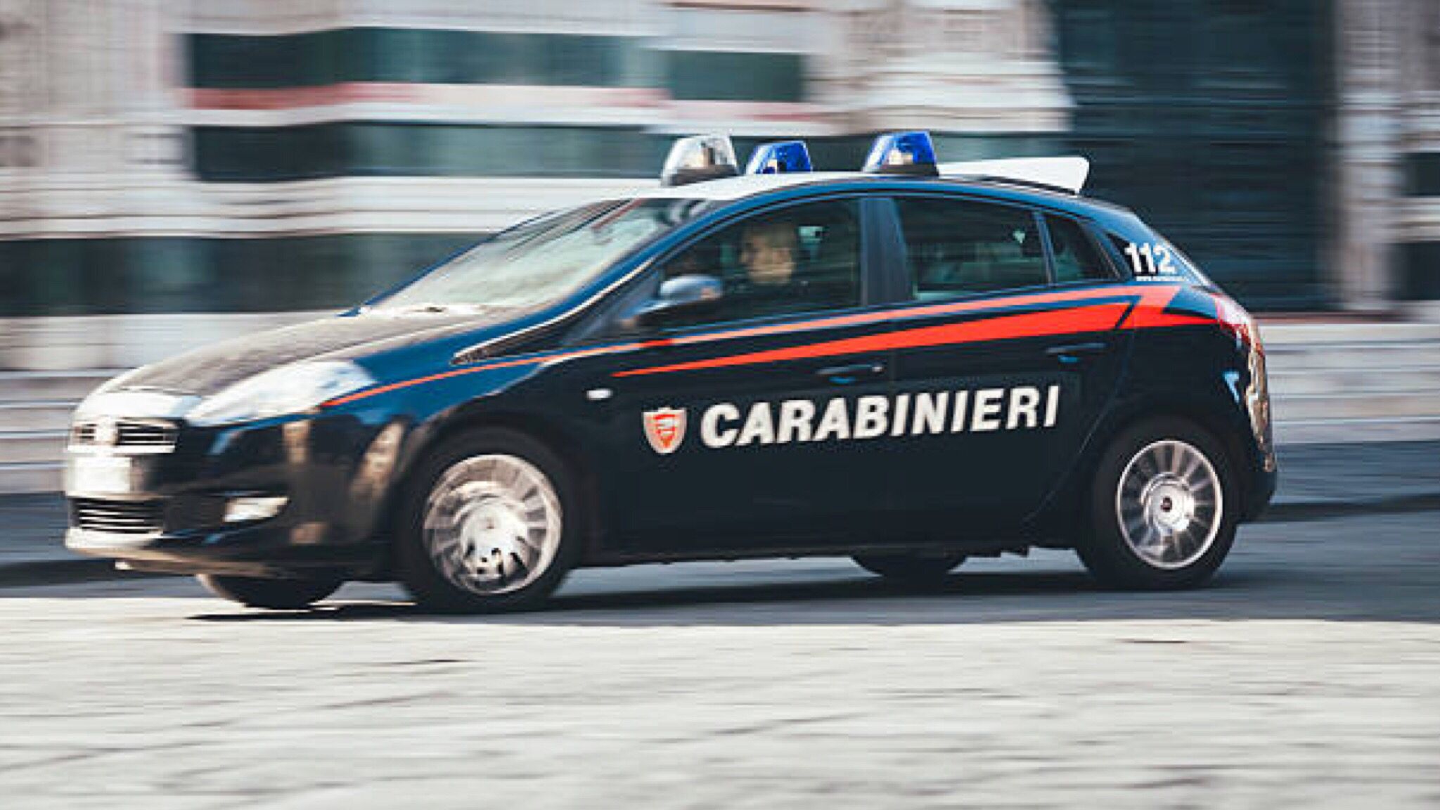 Prima l'incidente poi aggredisce i militari: 47enne arrestato