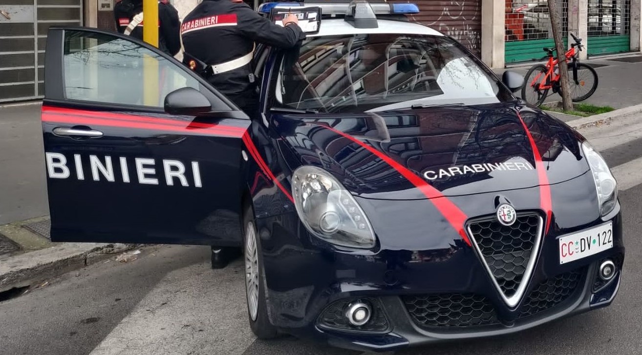 Ruba auto e passa davanti alla caserma dei Carabinieri: giovane nei guai