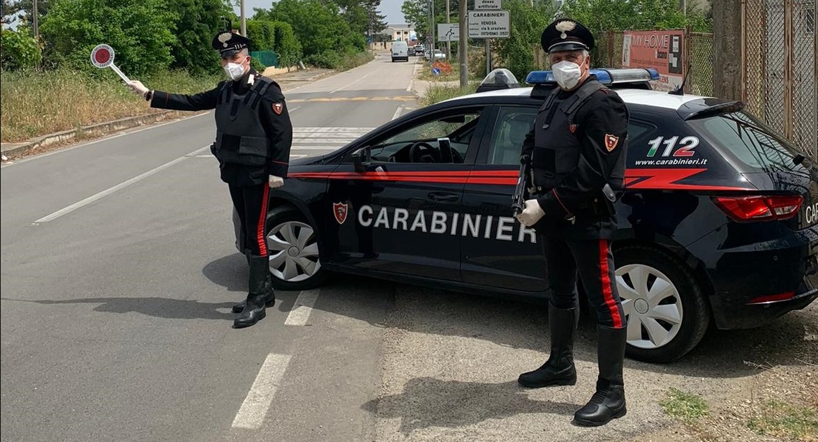 Trovato con 1 kg di marijuana nella borsa: 21enne in arresto