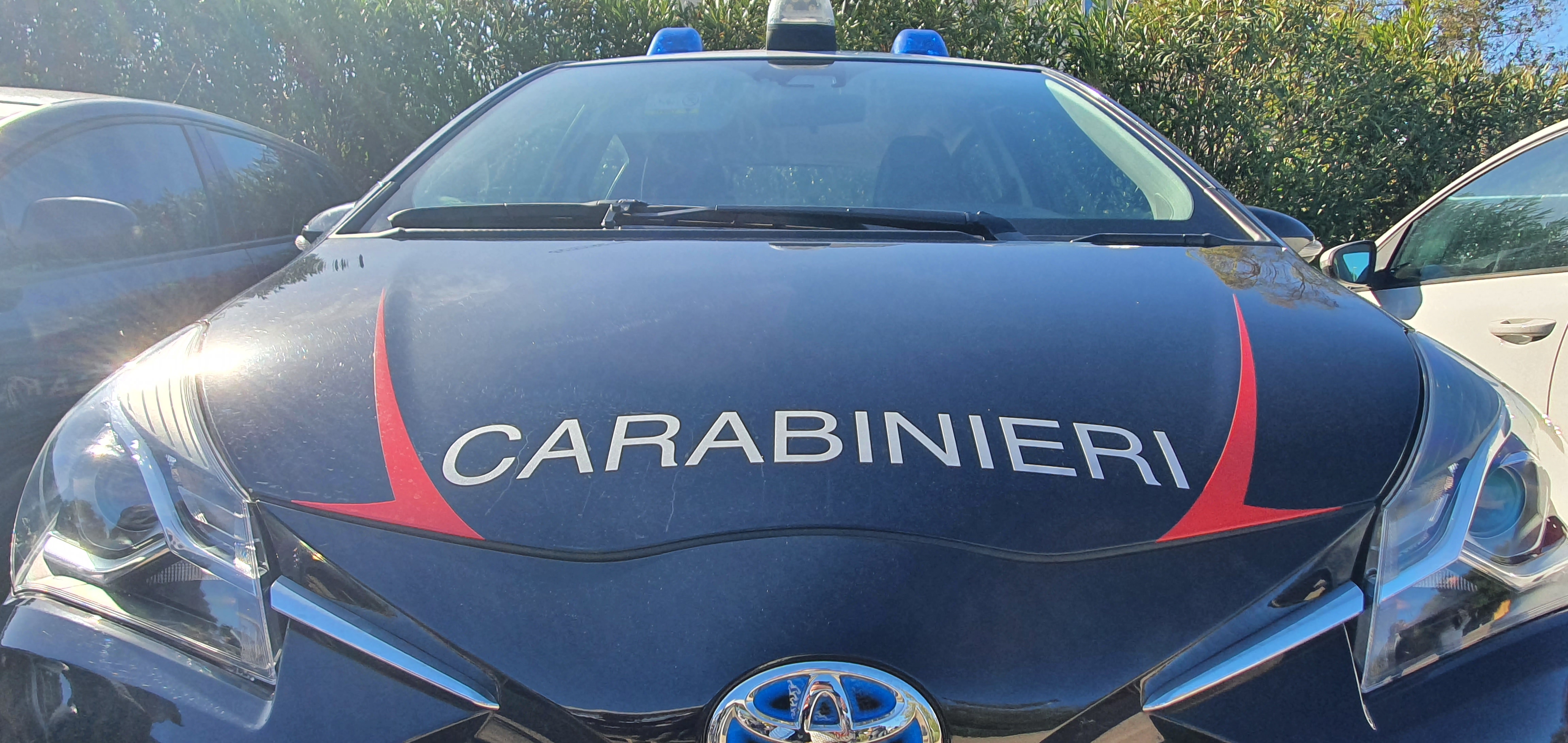 Santa Teresa Gallura, due donne accusate di furto bloccate e schiaffeggiate in strada