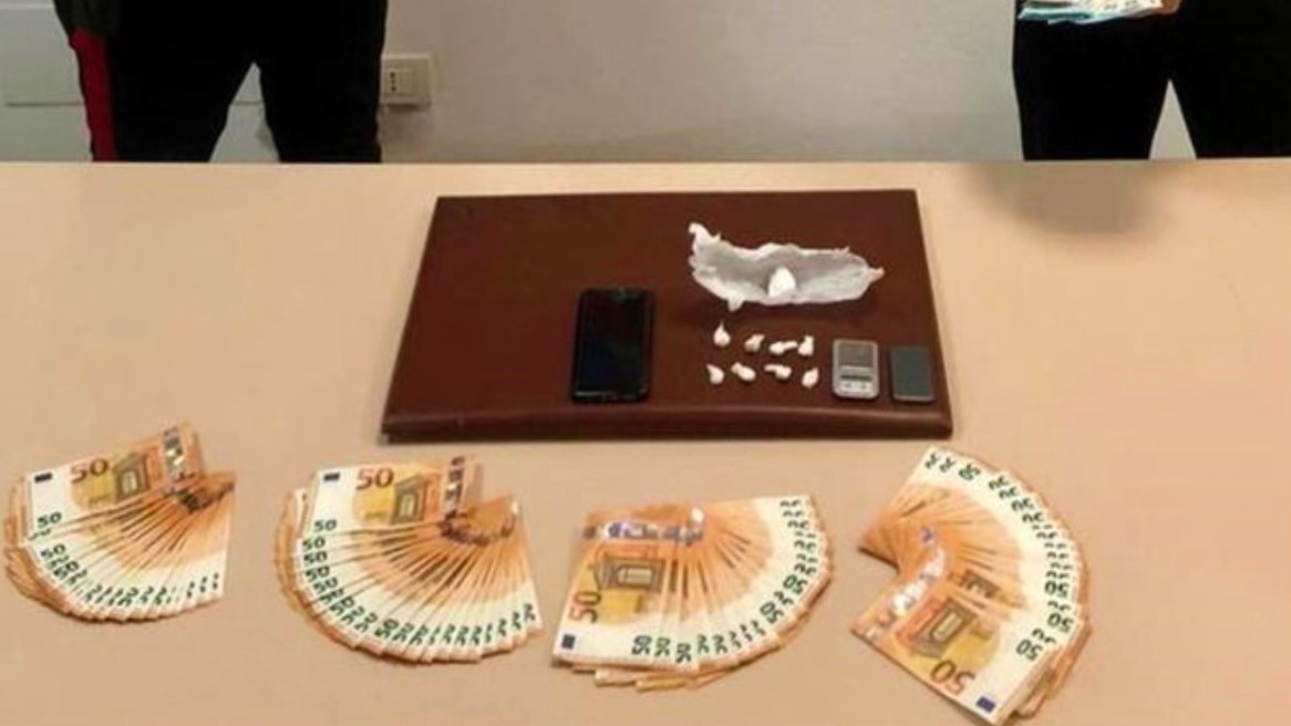 Giovane girava di notte con droga e soldi: arrestato 32enne