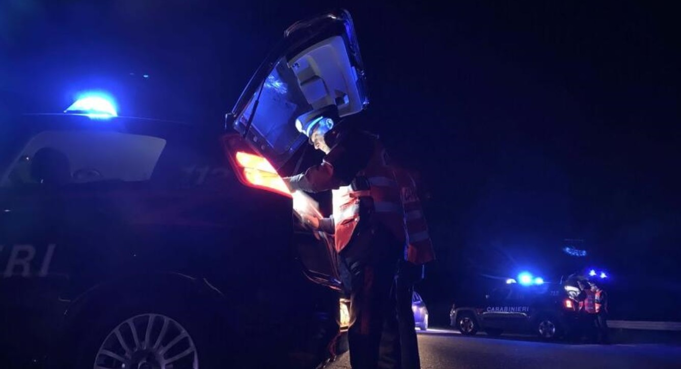 Rapina a mano armata in una tabaccheria: caccia a due banditi