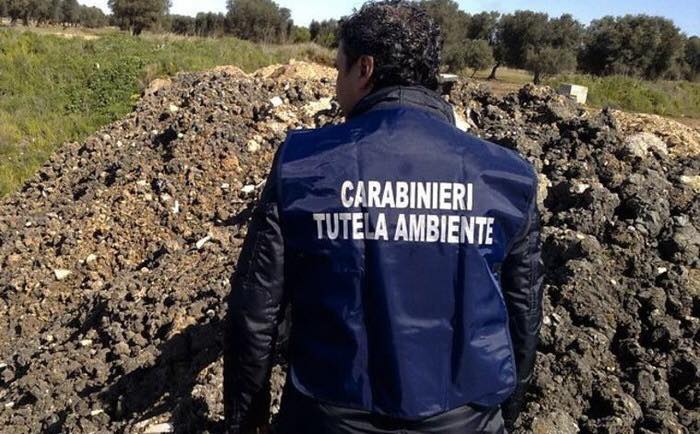 Olbia, rifiuti pericolosi e auto abbandonate: il sindaco impone la bonifica di un terreno