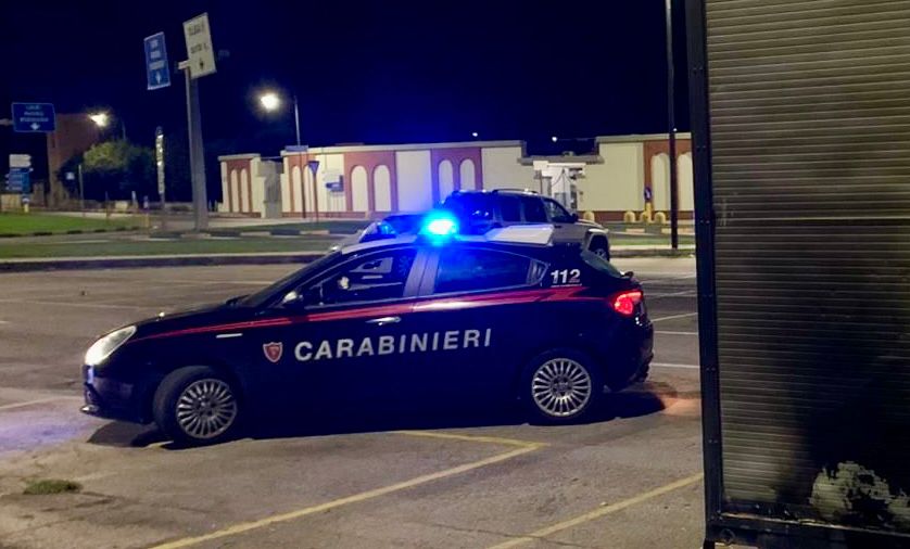 Olbia, chiosco floreale prende fuoco davanti al cimitero: Vigili del fuoco e Carabinieri in azione