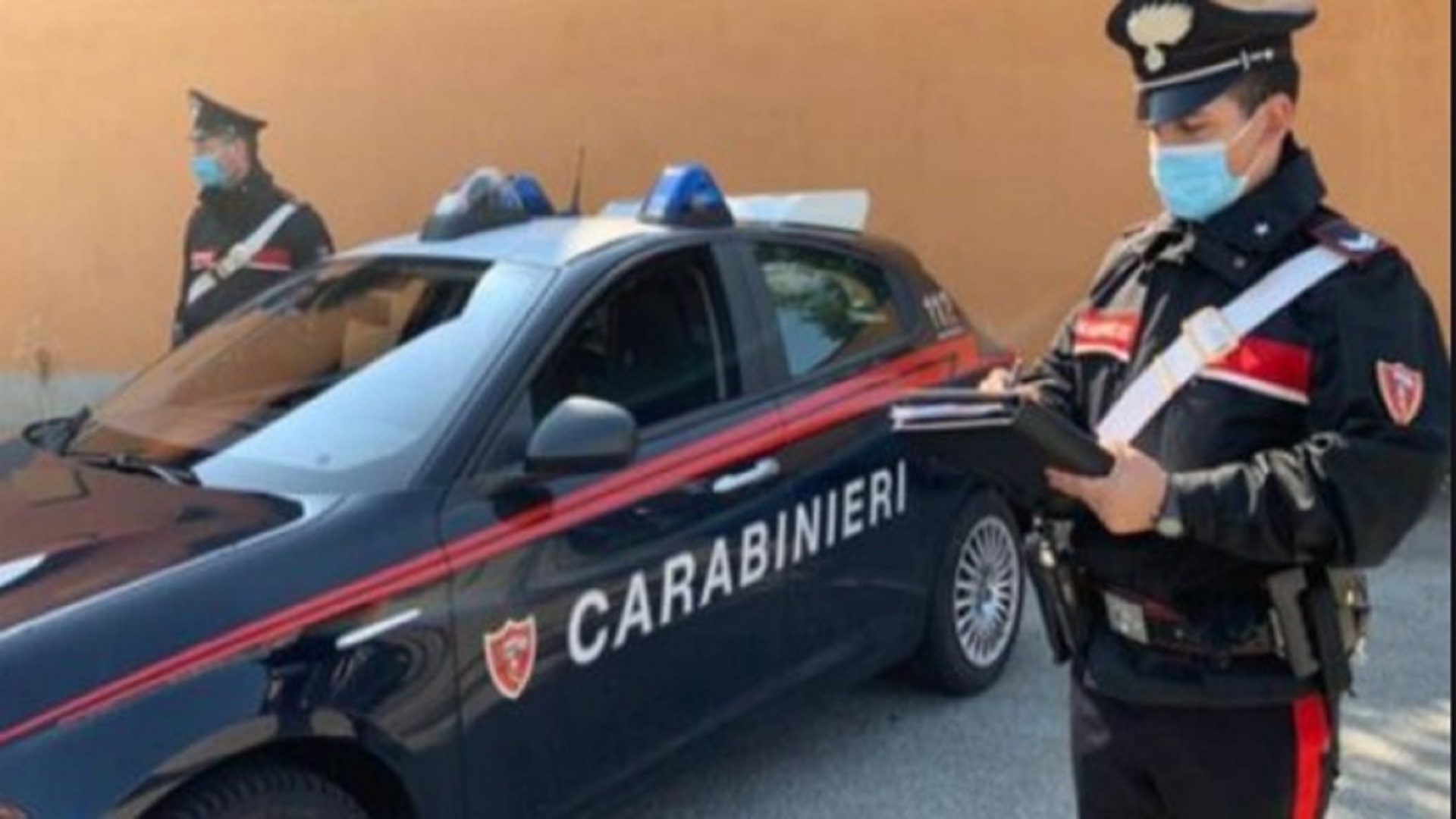 Alla guida in stato di ebbrezza e altre irregolarità: 27enne denunciato