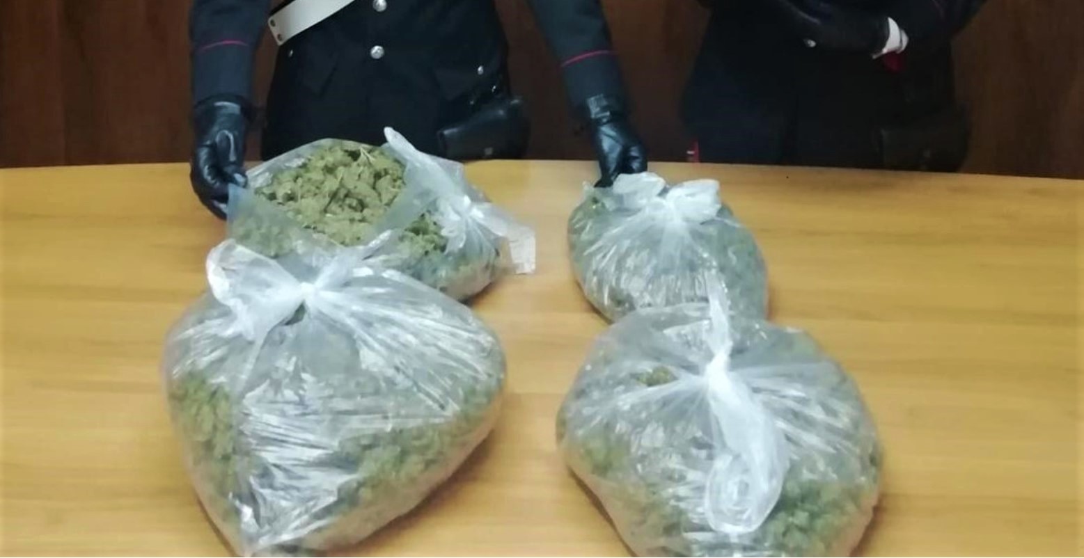 Carabinieri arrestano due fratelli con tre chili di marijuana