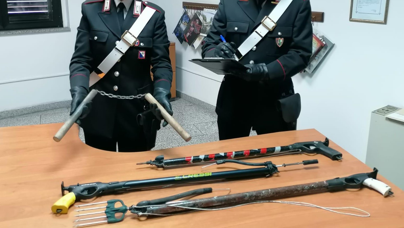 La Maddalena, in auto con un “nunchaku” e 3 fucili da sub: nei guai 24enne