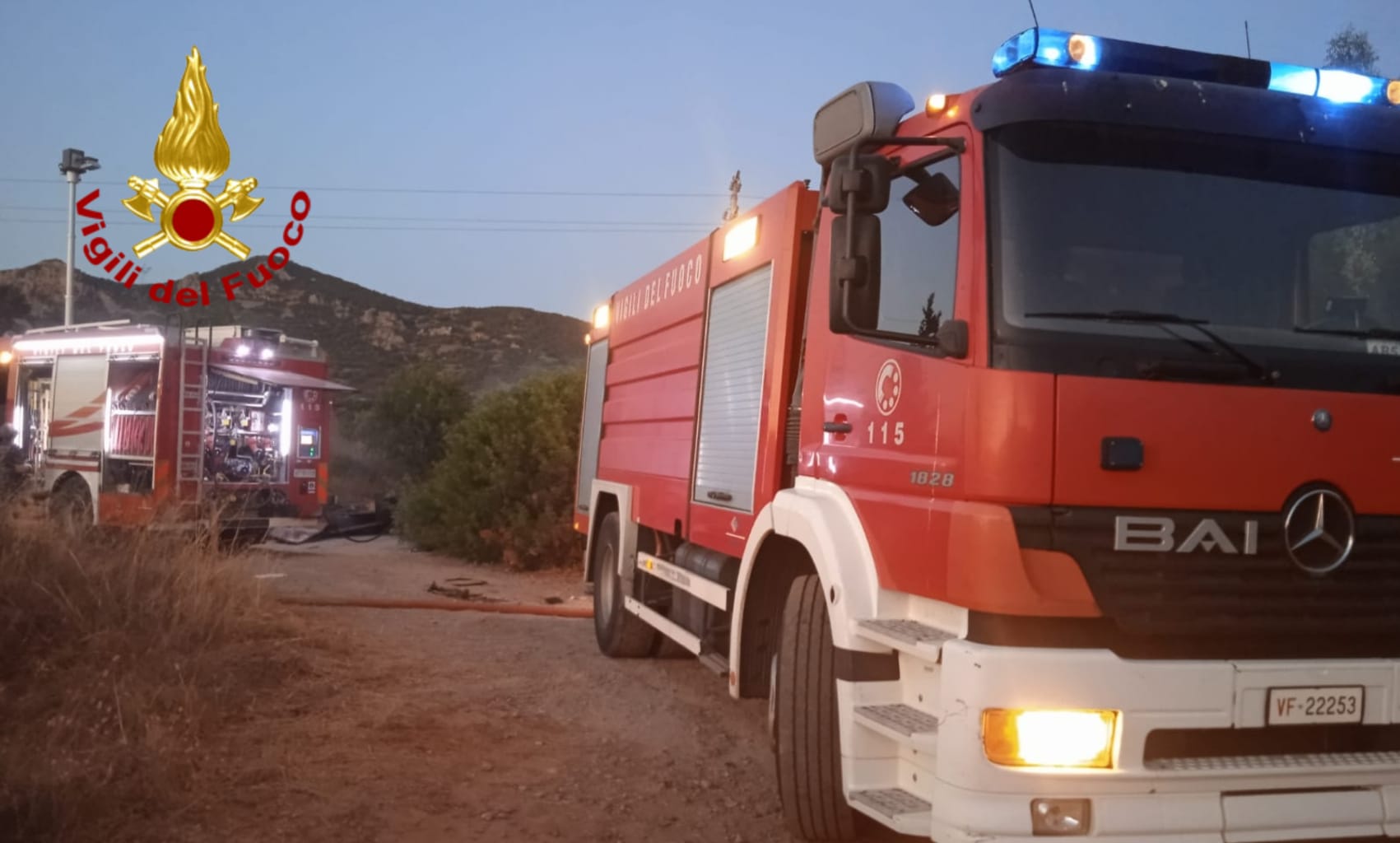 Incendio di vegetazione: a fuoco anche materiale plastico