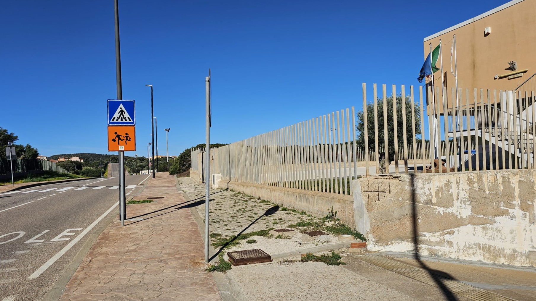 Golfo Aranci, capocciata contro cartello troppo basso in via Marconi: 