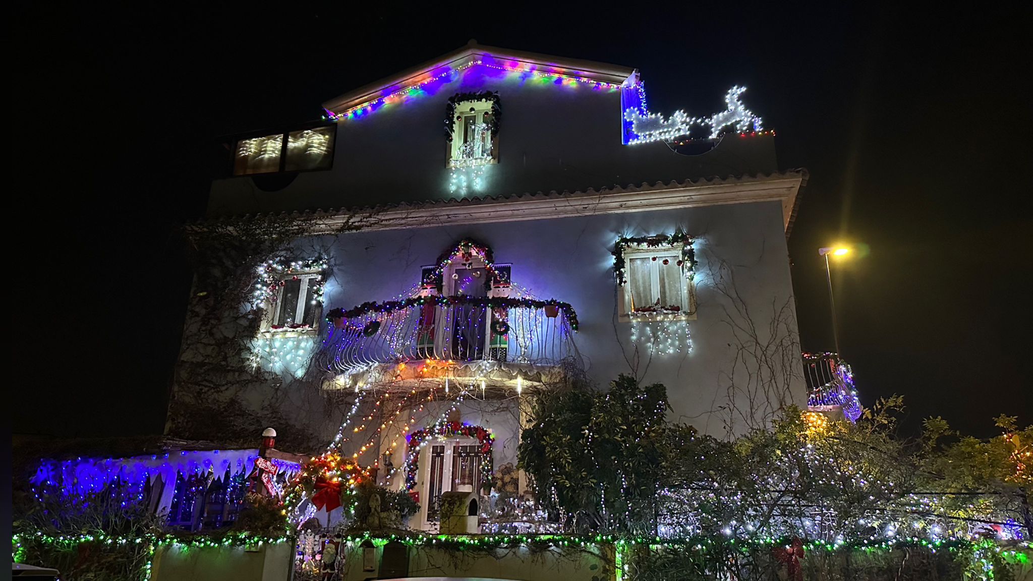 Olbia, prima casa illuminata: ora è Natale