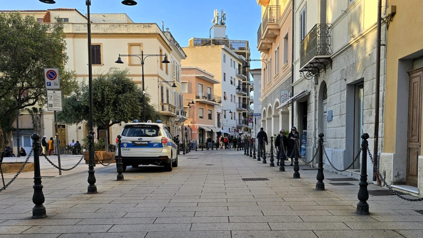 Olbia, serrande abbassate e polemica social: su Facebook esplode il caso centro storico