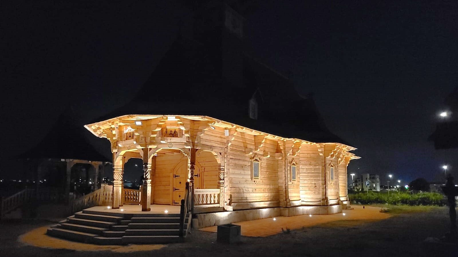 Olbia, la chiesa ortodossa si illumina: meraviglia fiabesca