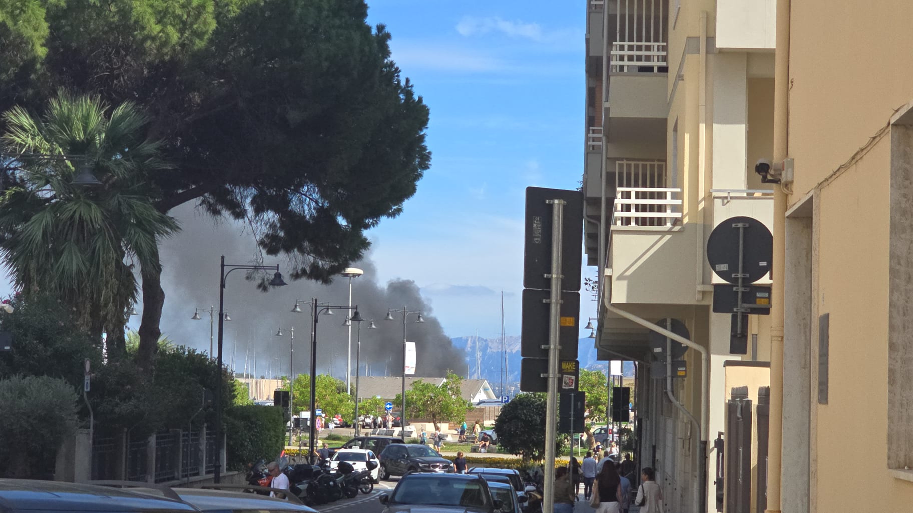 Olbia, paura al Circolo Nautico: imbarcazione in fiamme, colonna di fumo sulla città