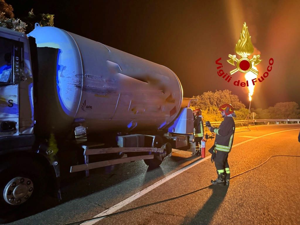 Scontro tra mezzi pesanti sulla SS125: autocisterna carica di GPL danneggiata, strada chiusa al traffico