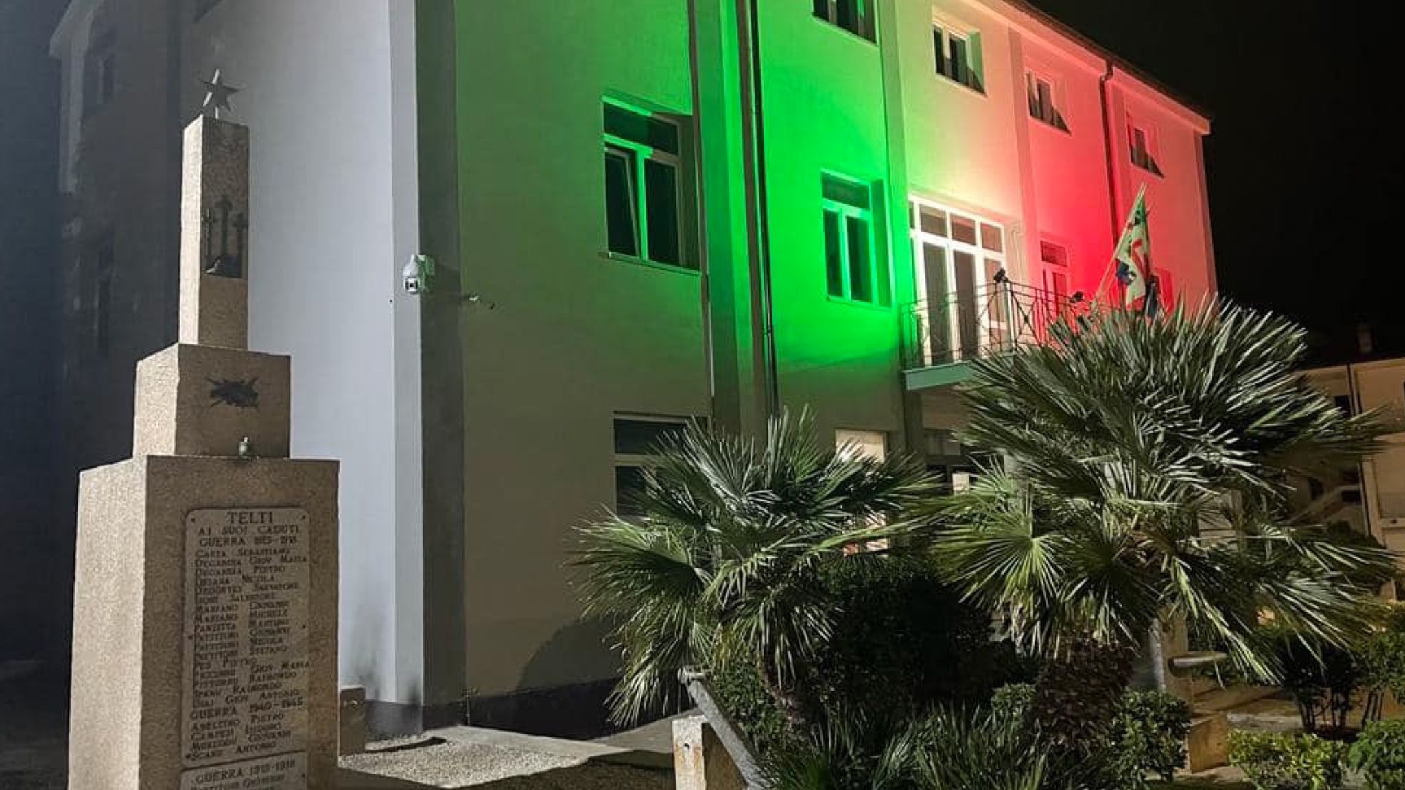 Telti: il Comune si illumina con il tricolore