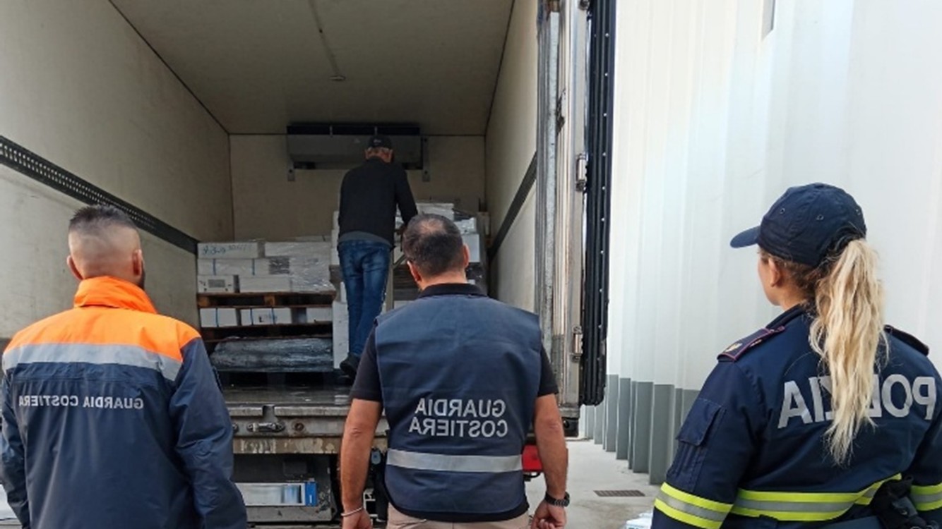 Olbia, sequestrati oltre 390 kg di pesce senza tracciabilità: maxi controllo al porto