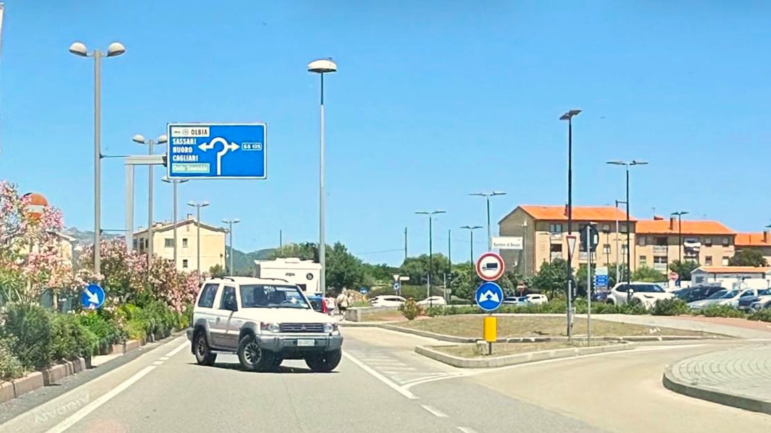 Olbia, entra contromano per andare al supermercato: scena surreale davanti alla caserma dei Carabinieri