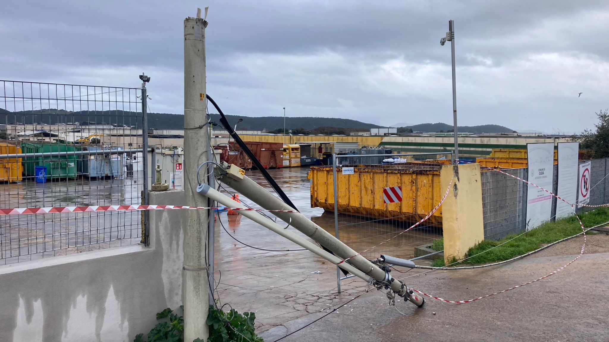 Olbia: crolla un palo davanti al cancello dell'Ecocentro