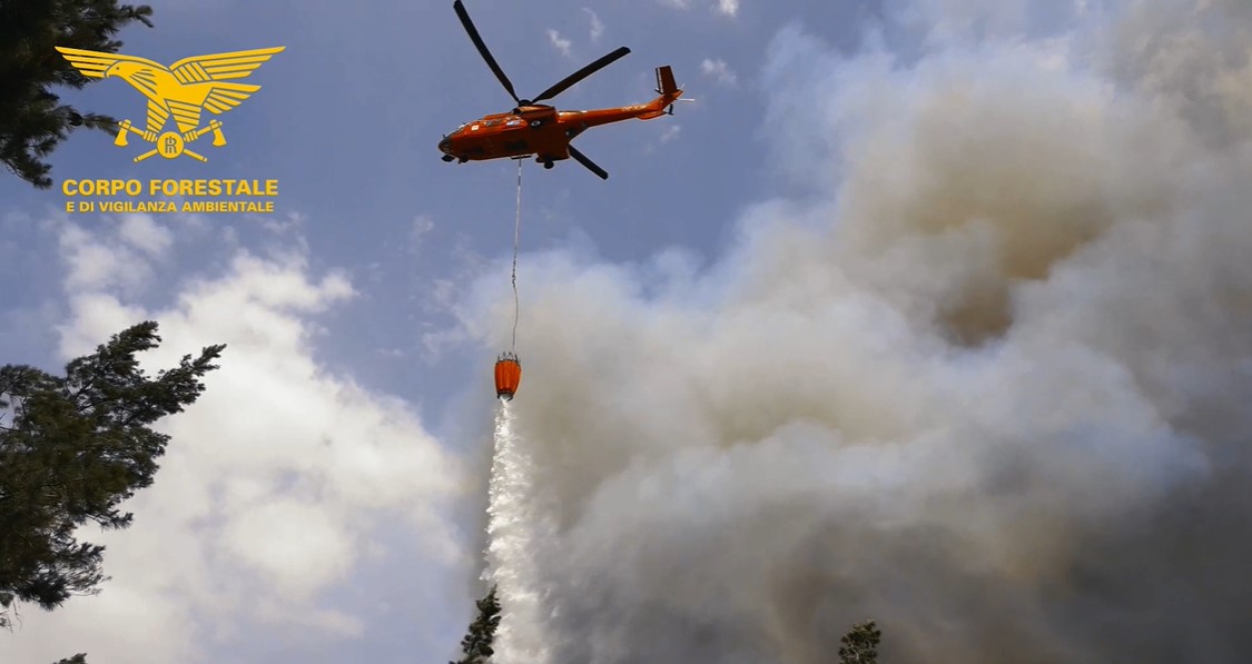 Ancora 10 incendi nell'Isola: in azione squadre a terra ed elicottero