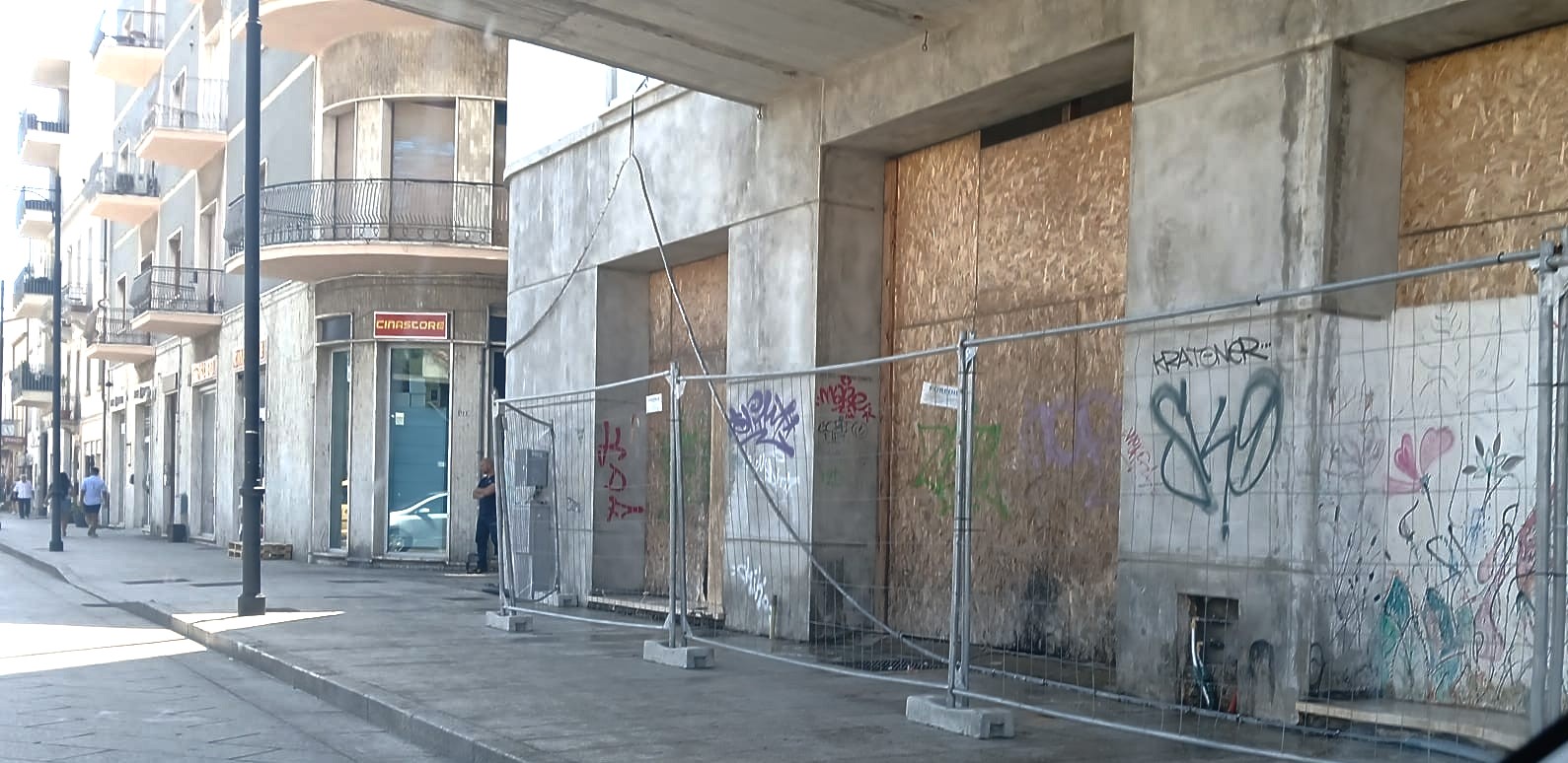 Olbia, Corso Umberto cambia volto: transennata l'area simbolo del degrado