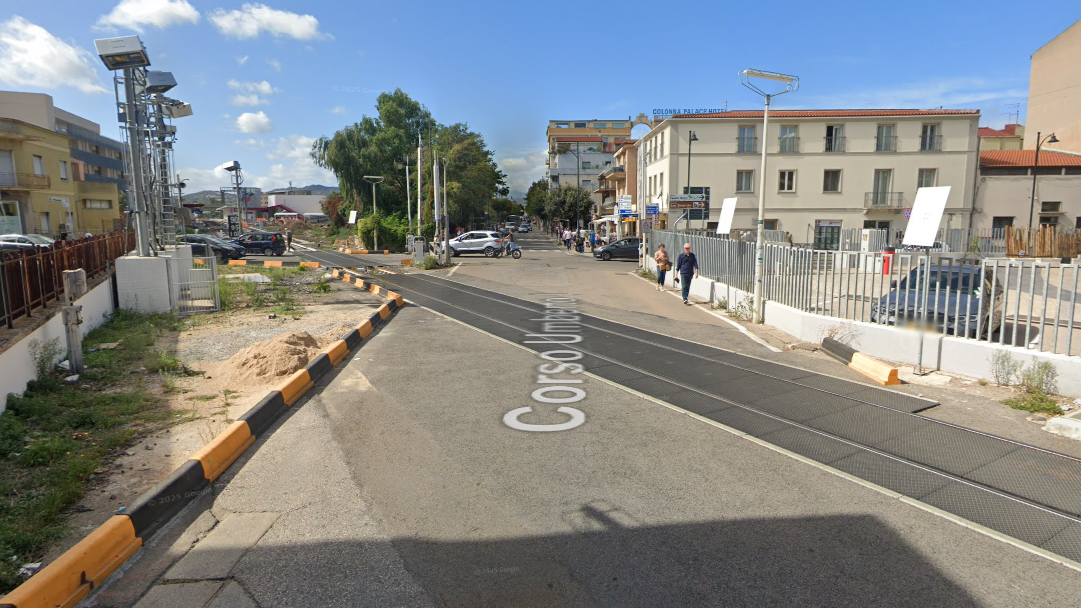 Olbia, stop alle soste selvagge: dissuasori metallici al passaggio a livello di Corso Umberto