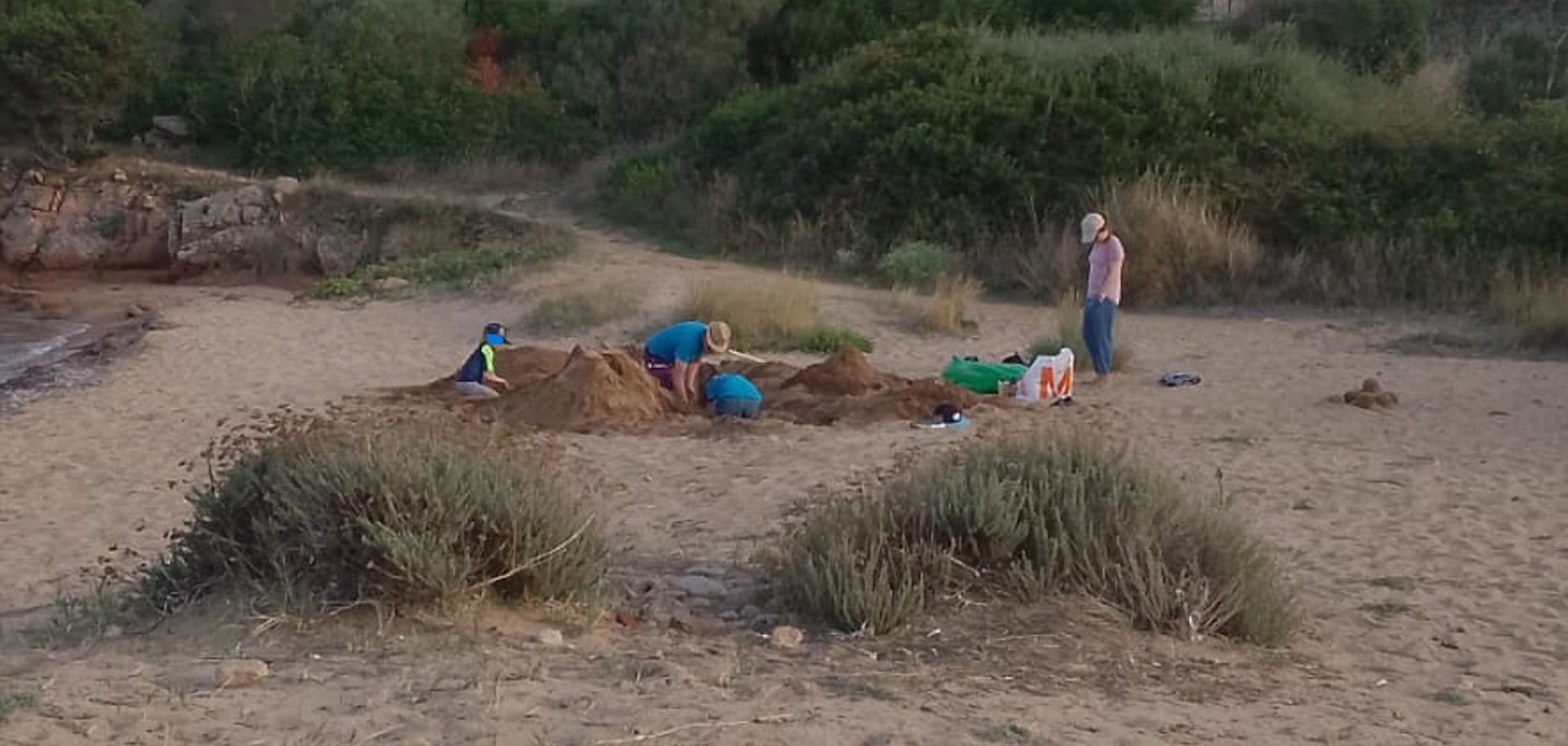 Olbia, buca profonda sulla spiaggia: turisti tedeschi fermati da due cittadine olbiesi