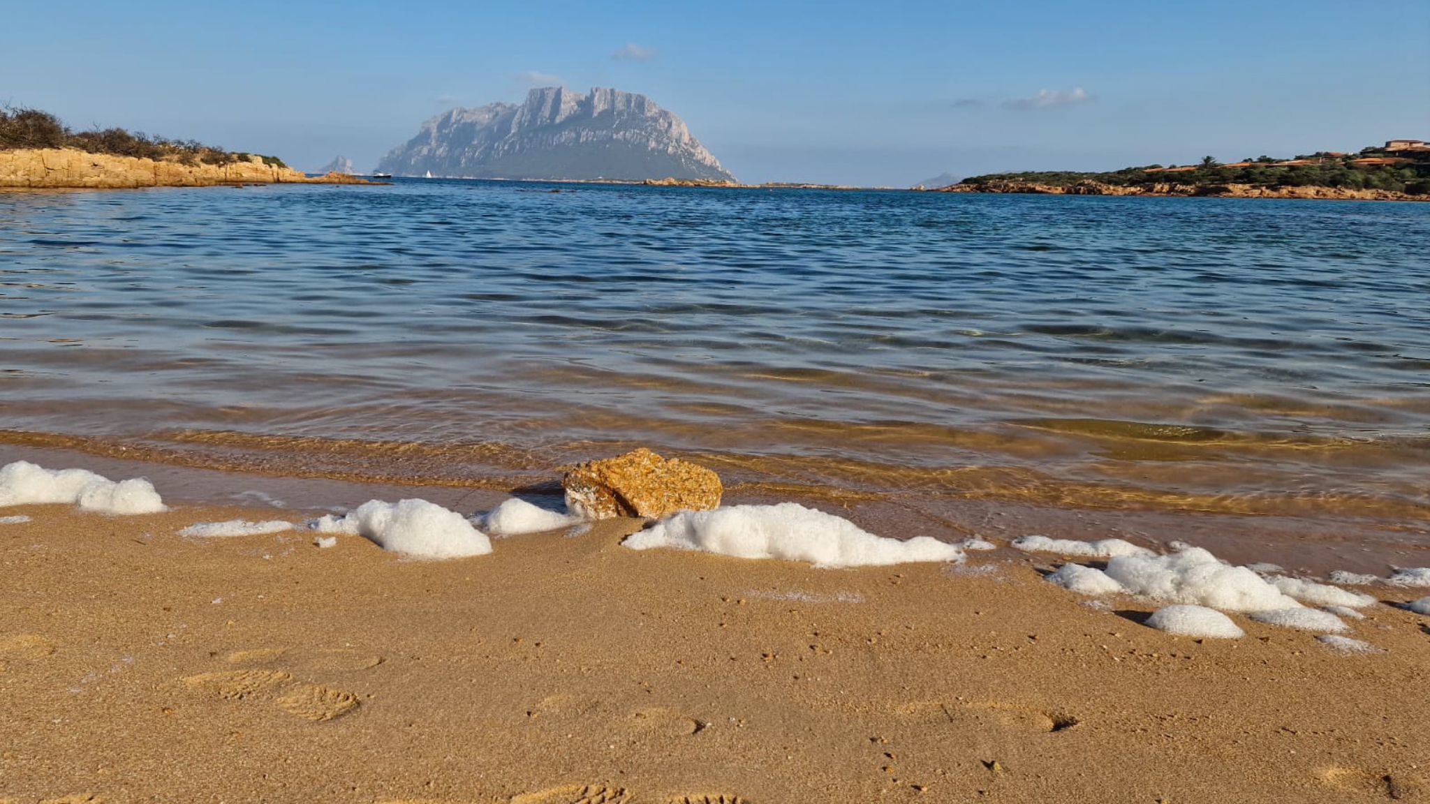 Olbia: schiuma sospetta a Costa Corallina