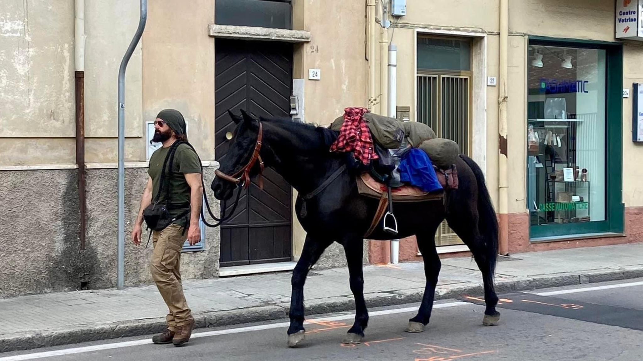 Olbia, Cristian e Furia in via Mameli: un viaggio per scoprire l'Italia e la Sardegna