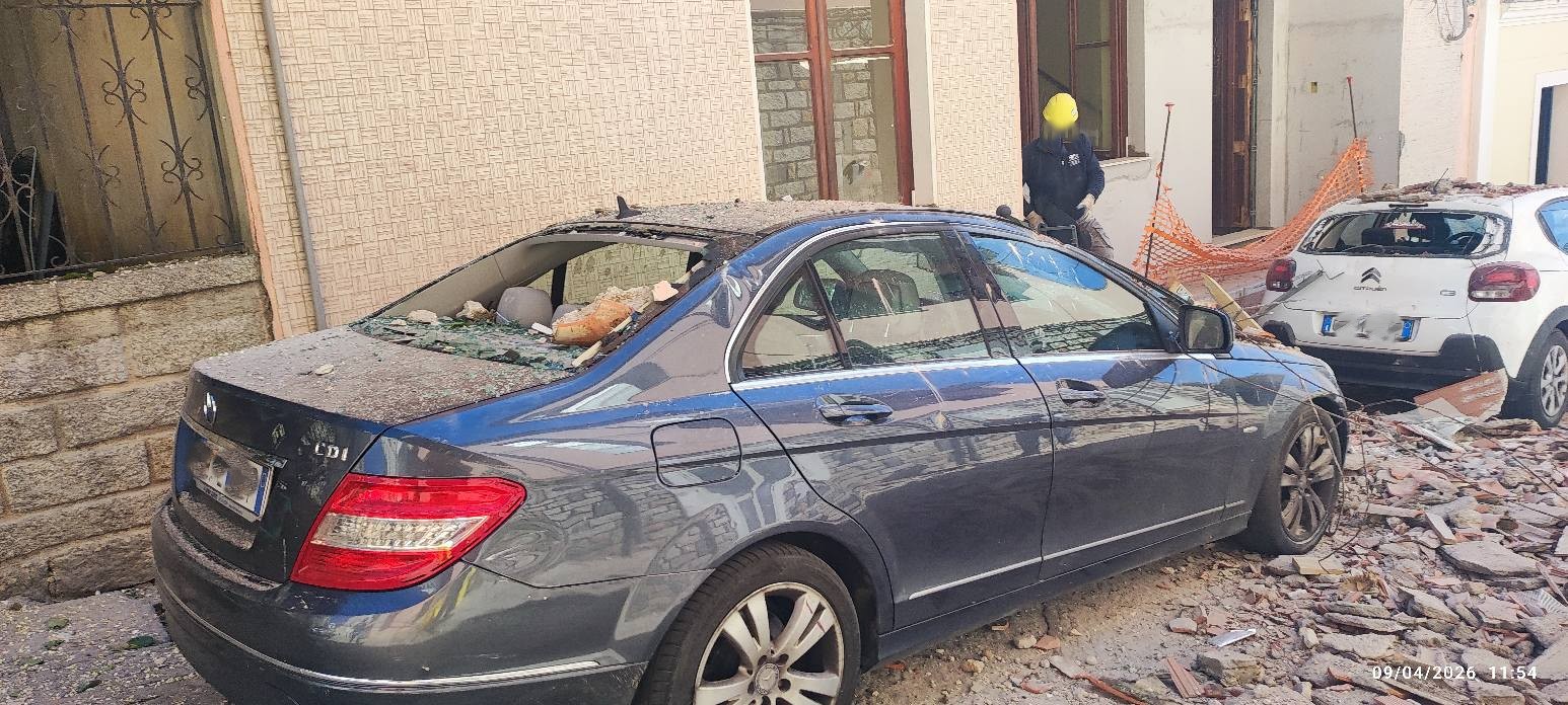 Arzachena, crolla il cornicione della vecchia sede Abbanoa: auto distrutte sotto le macerie