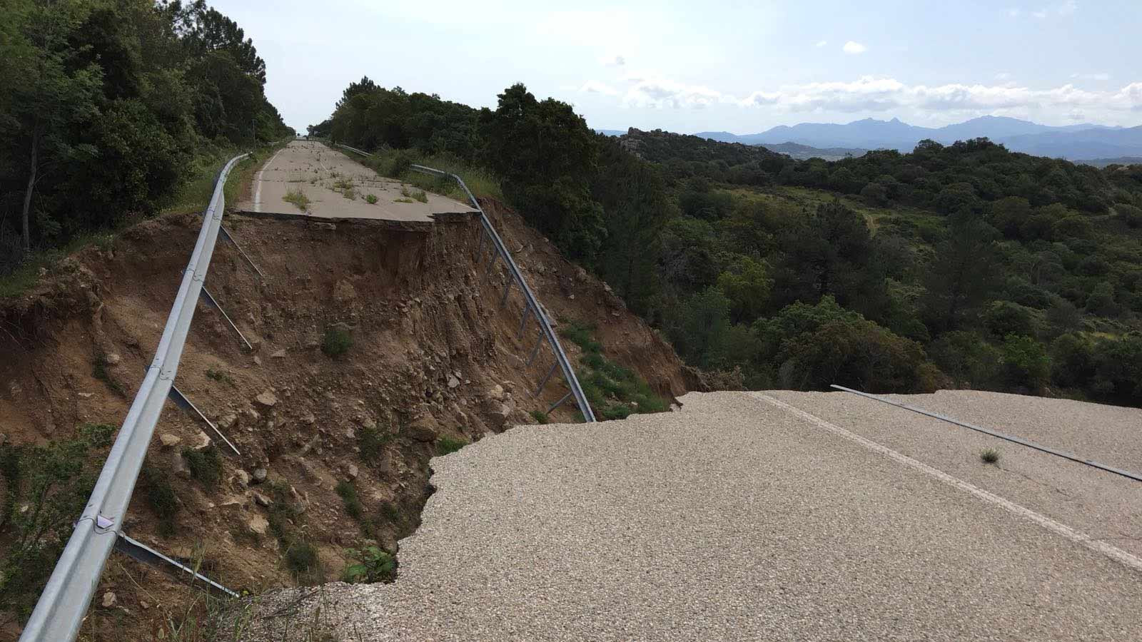 Olbia, crollo Monte Pino: una strada progettata e costruita 
