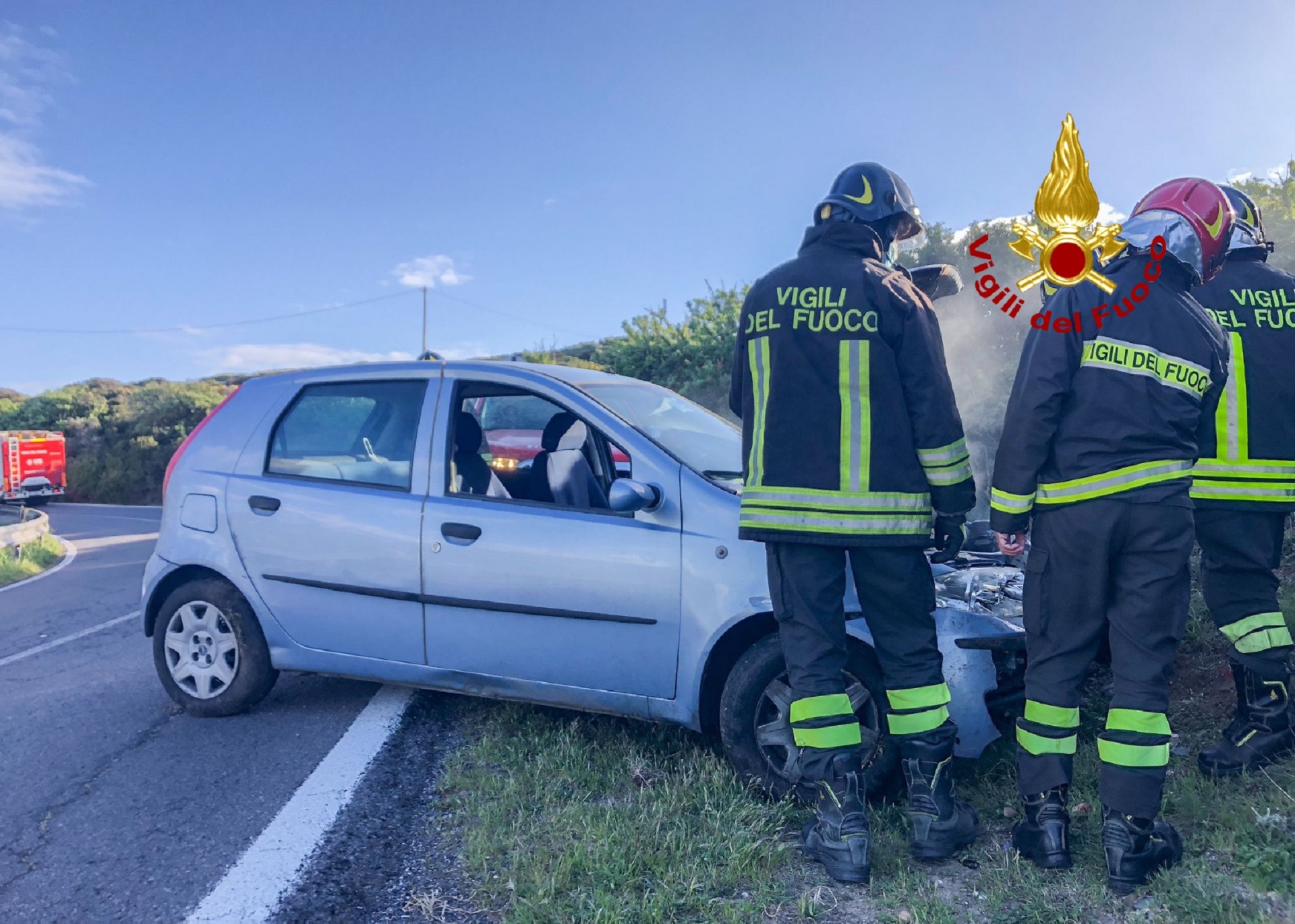 Perde il controllo dell'auto e finisce fuori strada: illesa conducente