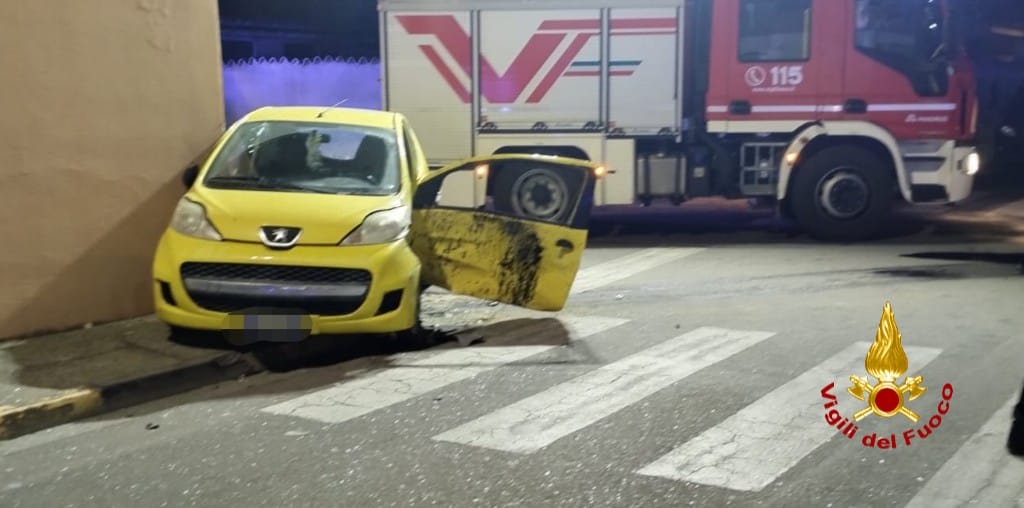 Scontro tra auto: una donna in codice rosso