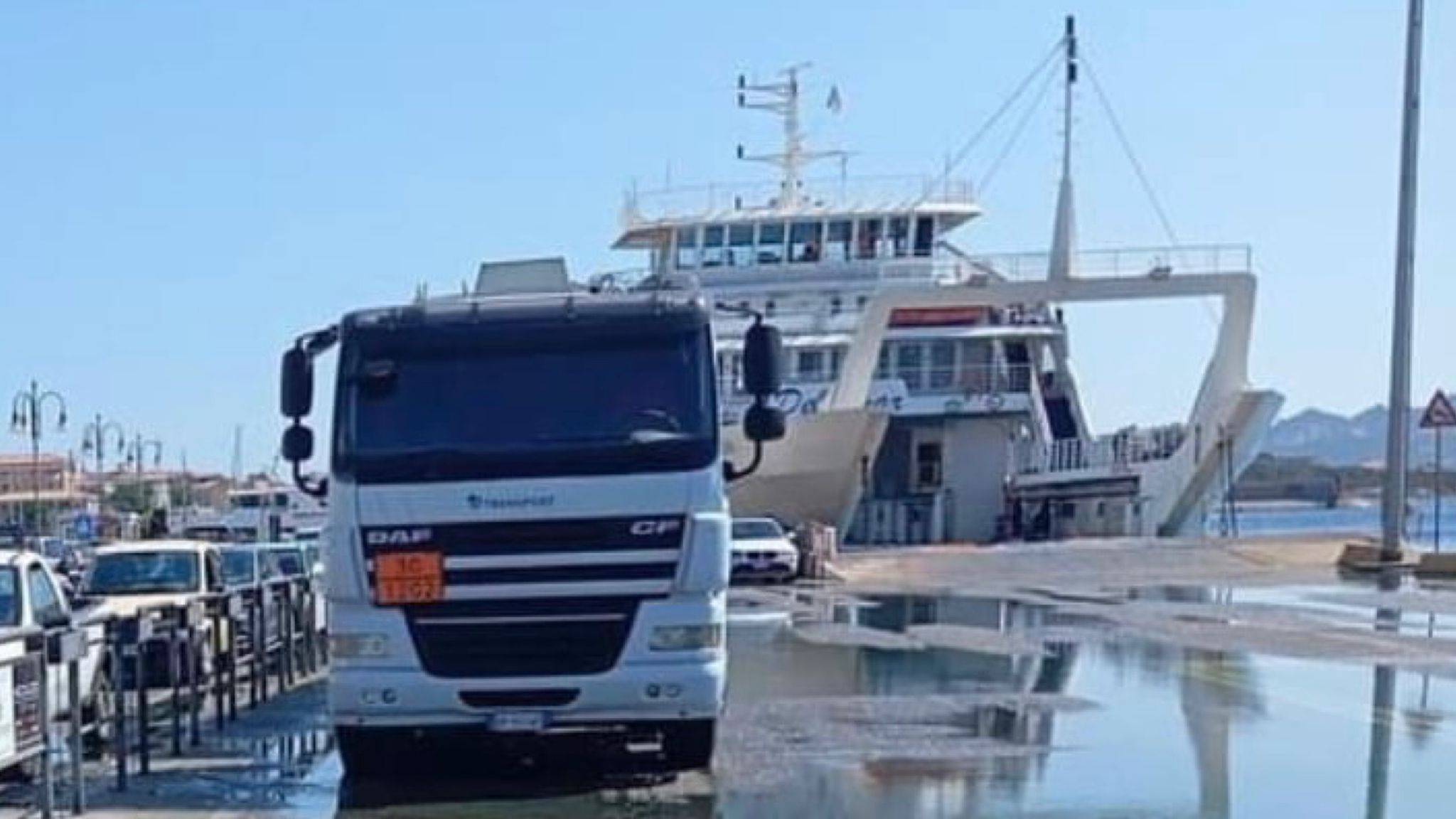 La Maddalena, camion perde gasolio lungo via Amendola