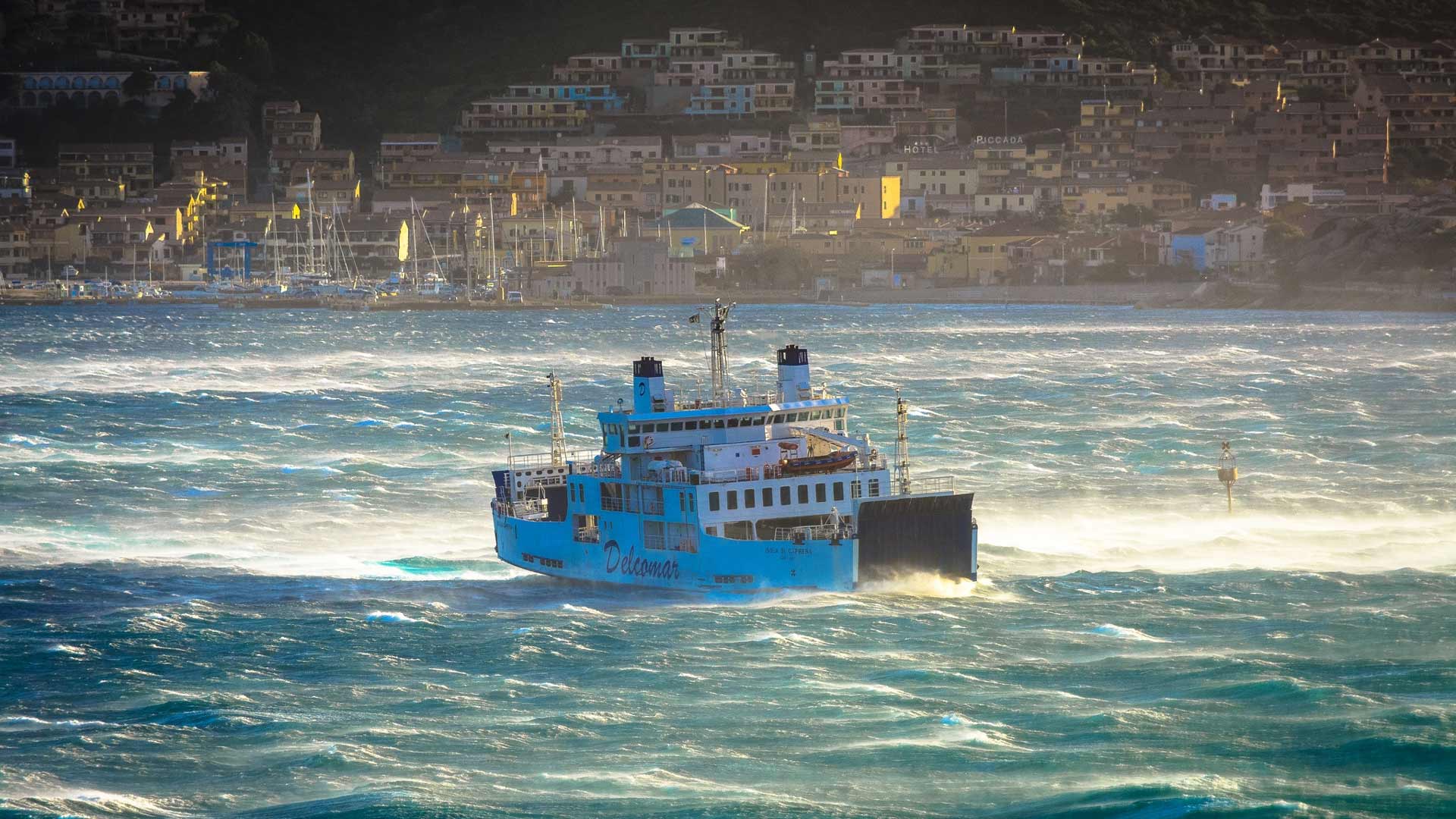 La Maddalena, Delcomar: a bordo solo con green pass, proteste sui social
