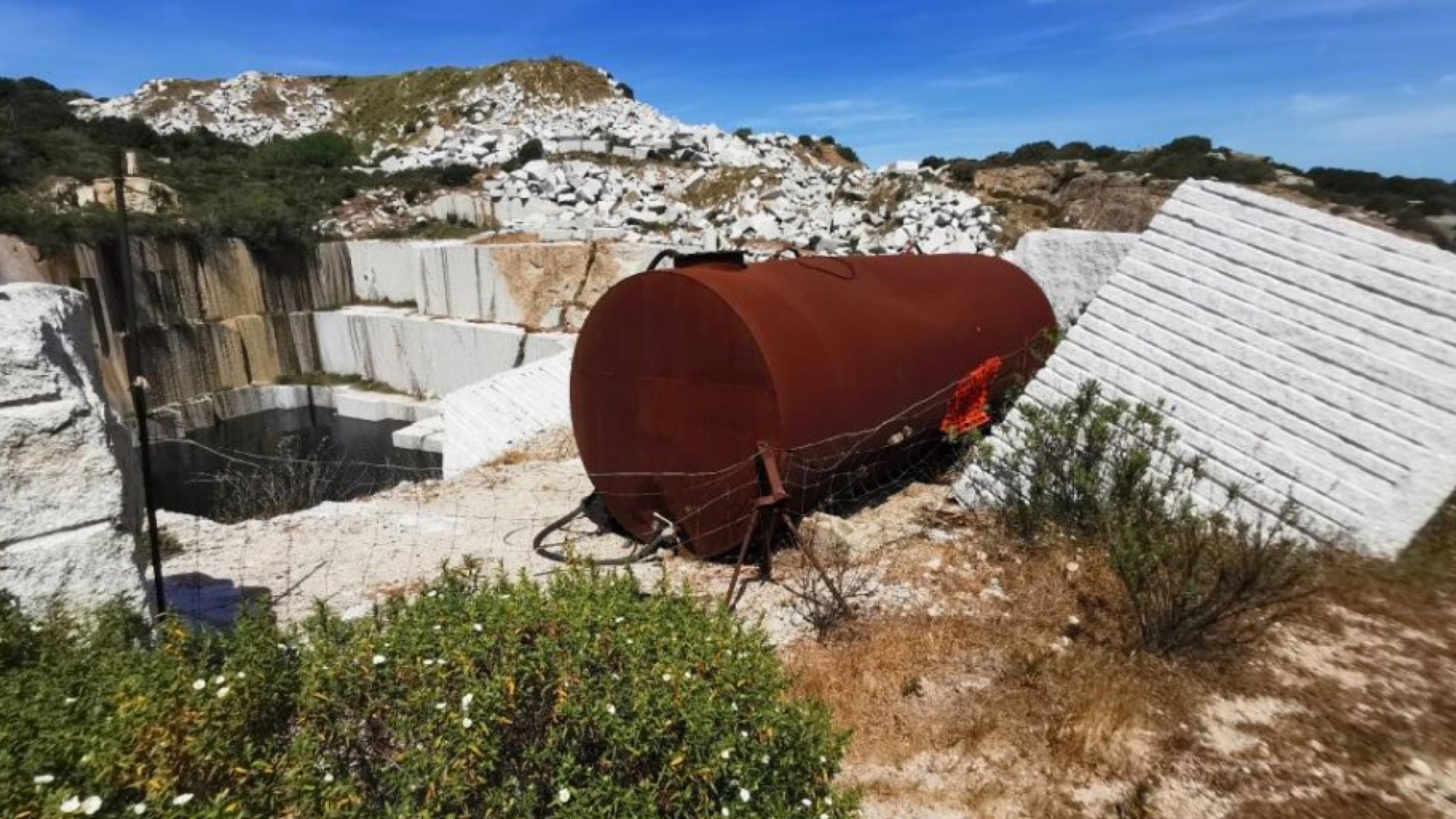 Gallura, cava di granito trasformata in discarica abusiva: area sequestrata