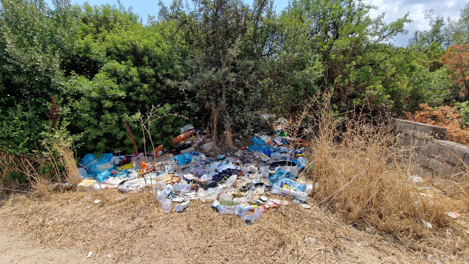 Olbia: in via Eraclito buche e discariche 