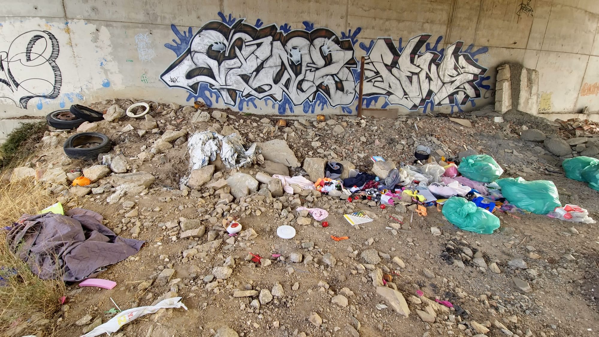 Olbia: discarica abusiva di inerti e rifiuti sotto la circonvallazione 