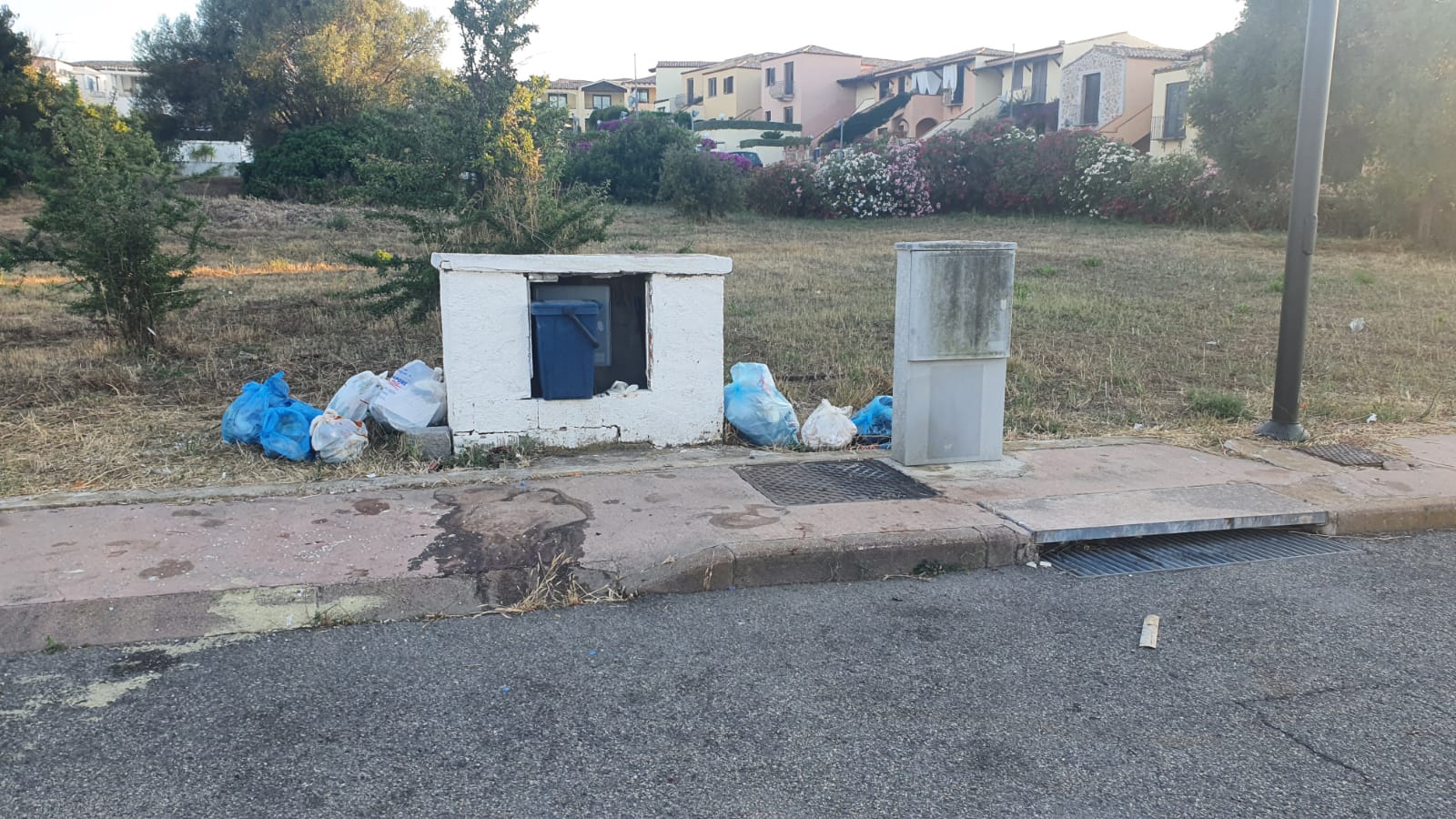 Discarica Murta Maria: donne delle pulizie olbiesi pizzicate mentre abbandonano rifiuti