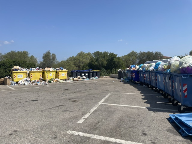 Olbia, estate di disagi: contenitori pieni a Olbia Mare