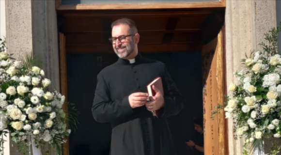 San Teodoro, Don Cossu riflette sul “fine vita” dopo il caso delle gemelle Kessler