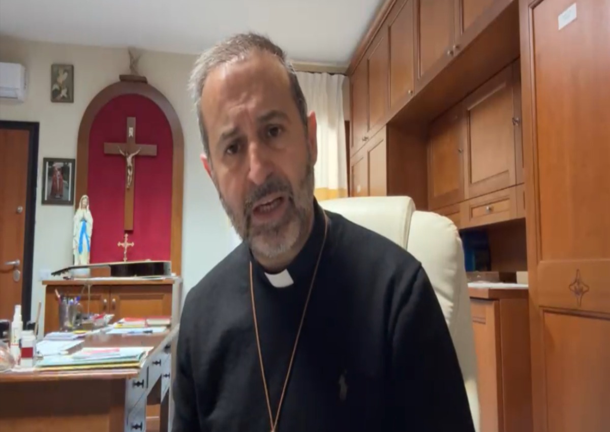 Don Cossu, appello e umanità a San Teodoro: la morsa degli affitti mina la dignità