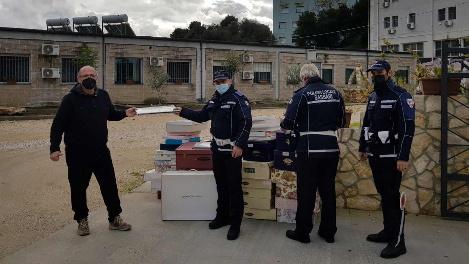 La Polizia Locale dona 2 furgoni carichi di doni alle famiglie