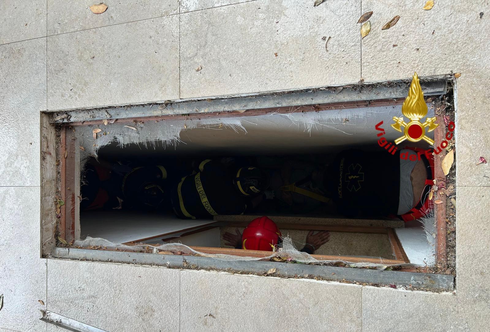 Golfo Aranci, donna precipita per quasi tre metri in un'intercapedine