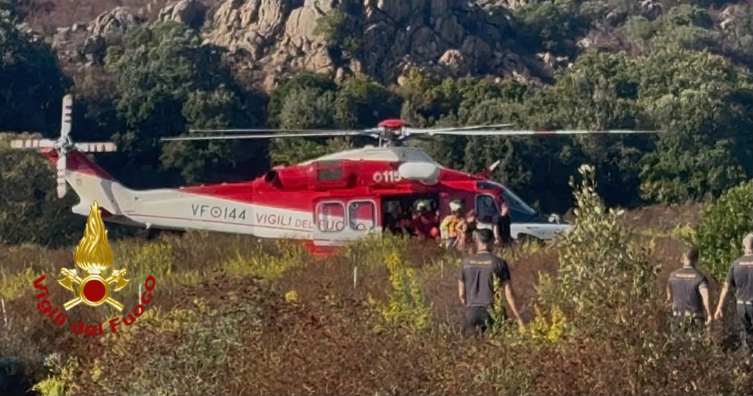 Padru, escursionisti bloccati a Monte Nieddu: recuperati con il verricello dal Drago 144