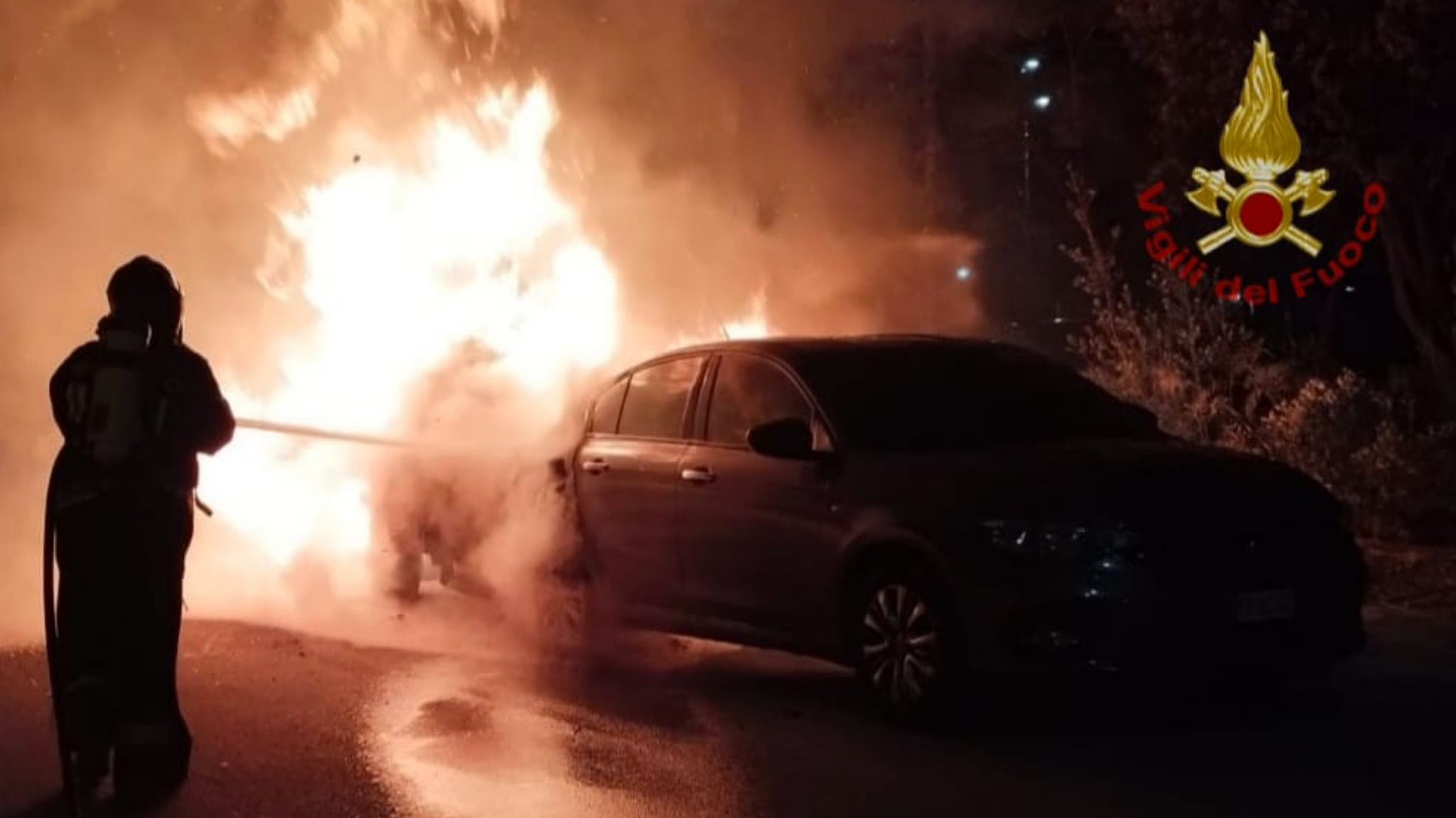 Auto a fuoco nella notte: danni ingenti